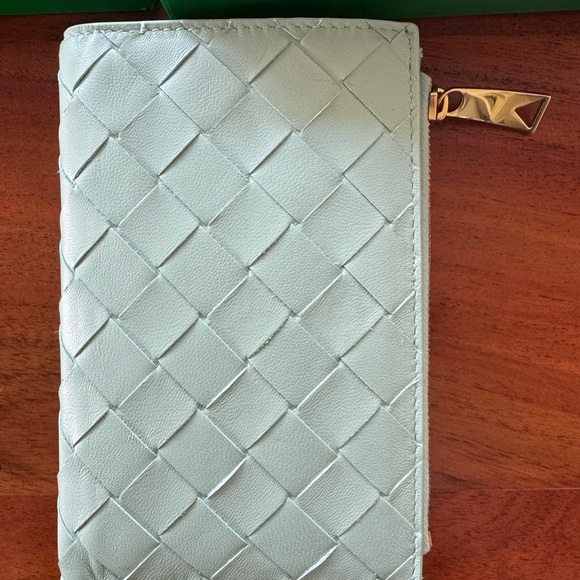 BOTTEGA VENETA Mint Green Leather bi-fold wallet - Picture 6 of 7